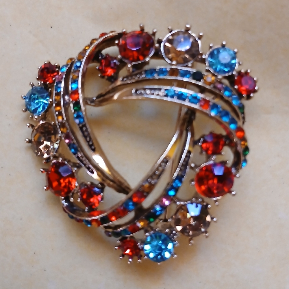 Beautiful Trilliant Shape Brooch - Picture 2 of 8